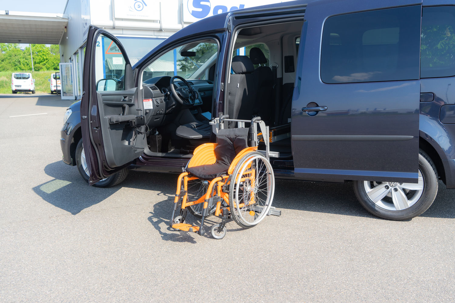 Behindertengerechter Volkswagen Caddy, Selbstfahrerumbau, Rollstuhlverladesystem, Handicap, Gas Bremsschieber, MFD, Rutschbrett, Orthopädischer Sitz, Sodermanns