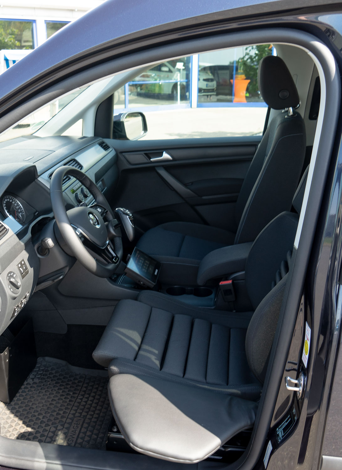 Behindertengerechter Volkswagen Caddy, Selbstfahrerumbau, Rollstuhlverladesystem, Handicap, Gas Bremsschieber, MFD, Rutschbrett, Orthopädischer Sitz, Sodermanns