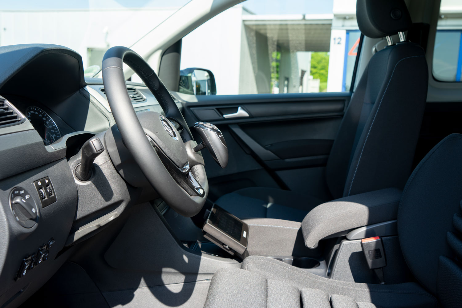 Behindertengerechter Volkswagen Caddy, Selbstfahrerumbau, Rollstuhlverladesystem, Handicap, Gas Bremsschieber, MFD, Rutschbrett, Orthopädischer Sitz, Sodermanns