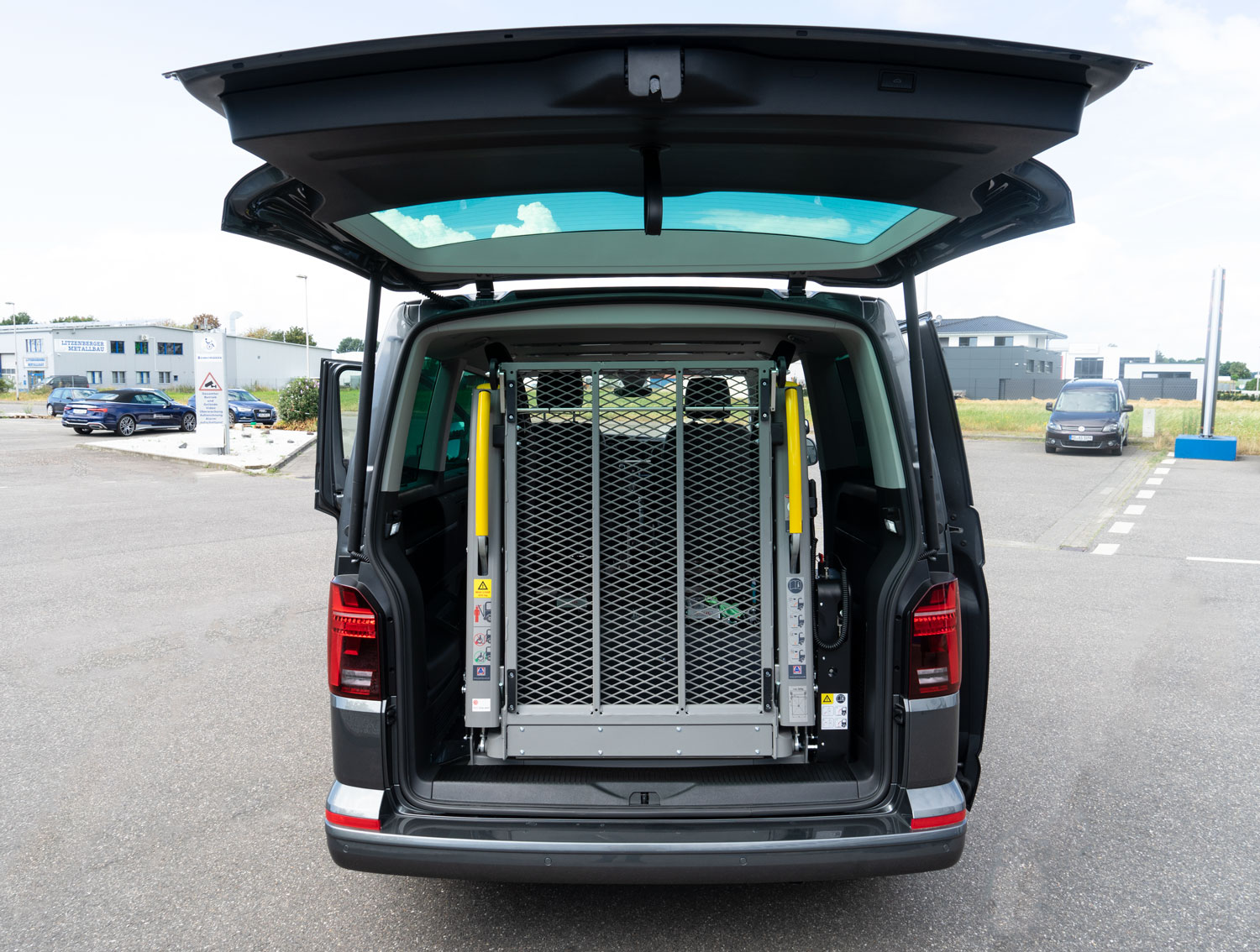 Behindertengerechter Volkswagen T6.1, Selbstfahrerumbau, Hecklift, Space Drive, Minilenkrad, Gas Bremsschieber, Sodermanns