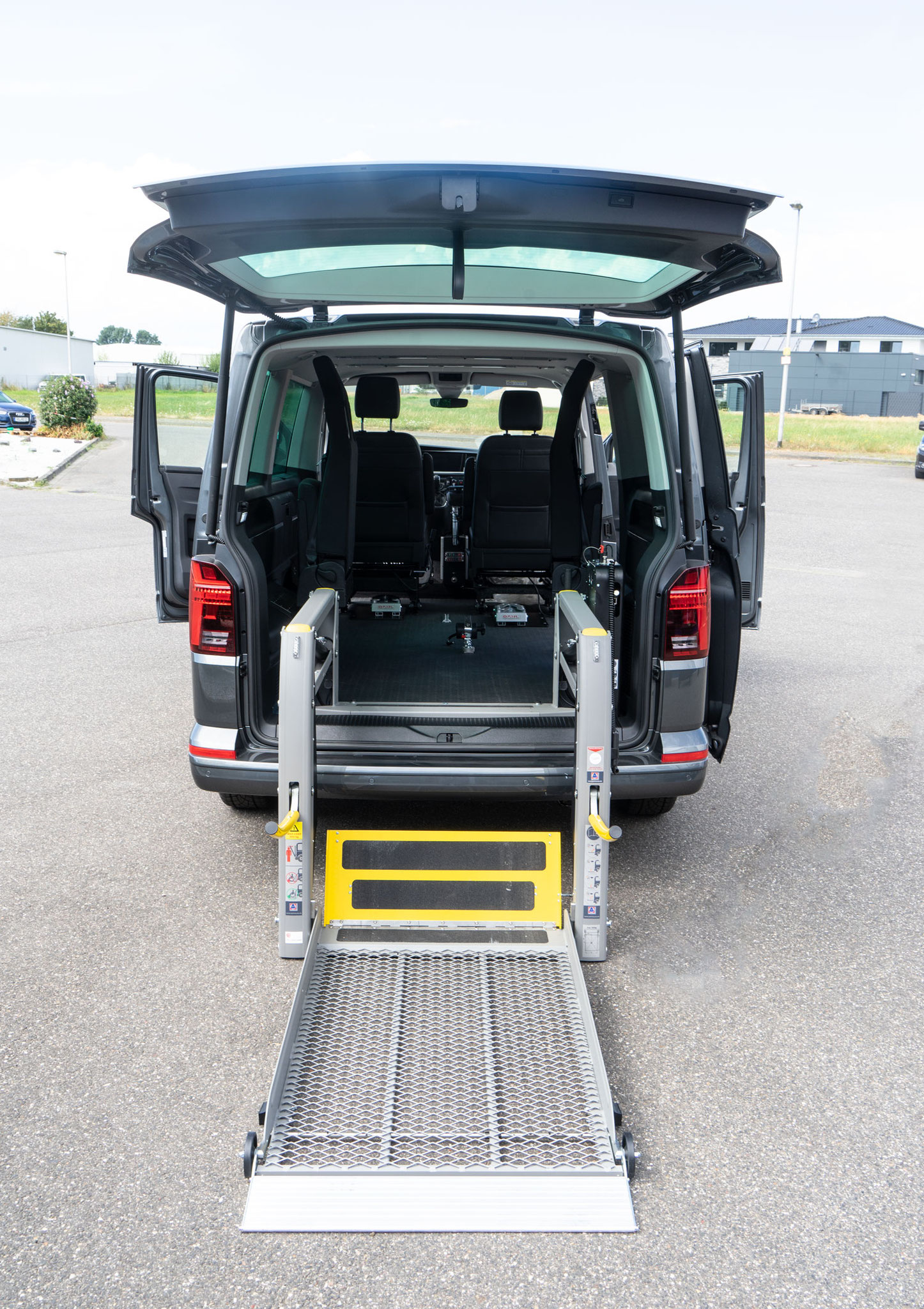 Behindertengerechter Volkswagen T6.1, Selbstfahrerumbau, Hecklift, Space Drive, Minilenkrad, Gas Bremsschieber, Sodermanns