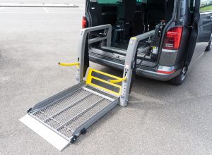 Behindertengerechter Volkswagen T6.1, Selbstfahrerumbau, Hecklift, Space Drive, Minilenkrad, Gas Bremsschieber, Sodermanns