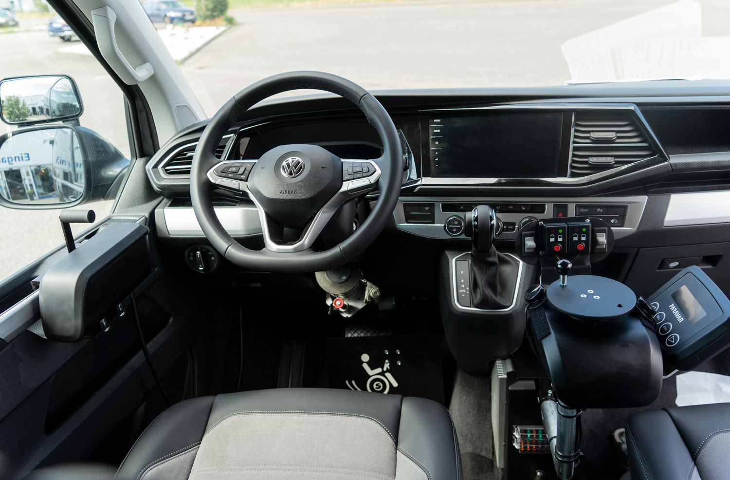 Behindertengerechter Volkswagen T6.1, Selbstfahrerumbau, Hecklift, Space Drive, Minilenkrad, Gas Bremsschieber, Sodermanns