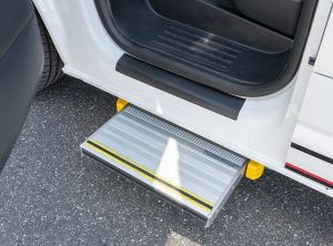 Behindertengerechter Volkswagen T6.1, Selbstfahrerumbau, Lenkhilfe, Leichte Lenkung, Scooterboy, Touchpad, Sprachsteuerung, Bleeper, Heckklappenöffner, Fahrertüröffner, Sodermanns
