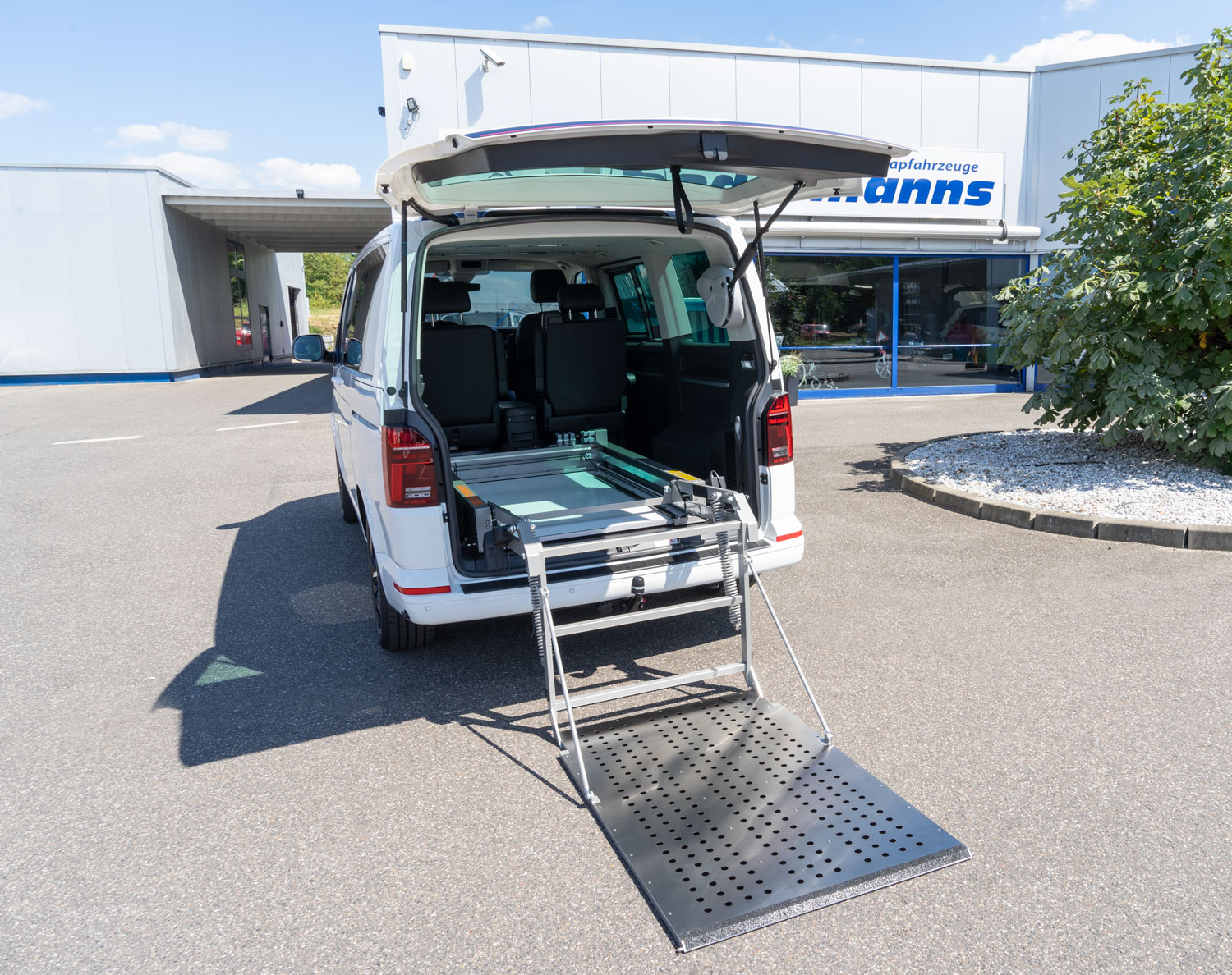 Behindertengerechter Volkswagen T6.1, Selbstfahrerumbau, Lenkhilfe, Leichte Lenkung, Scooterboy, Touchpad, Sprachsteuerung, Bleeper, Heckklappenöffner, Fahrertüröffner, Sodermanns