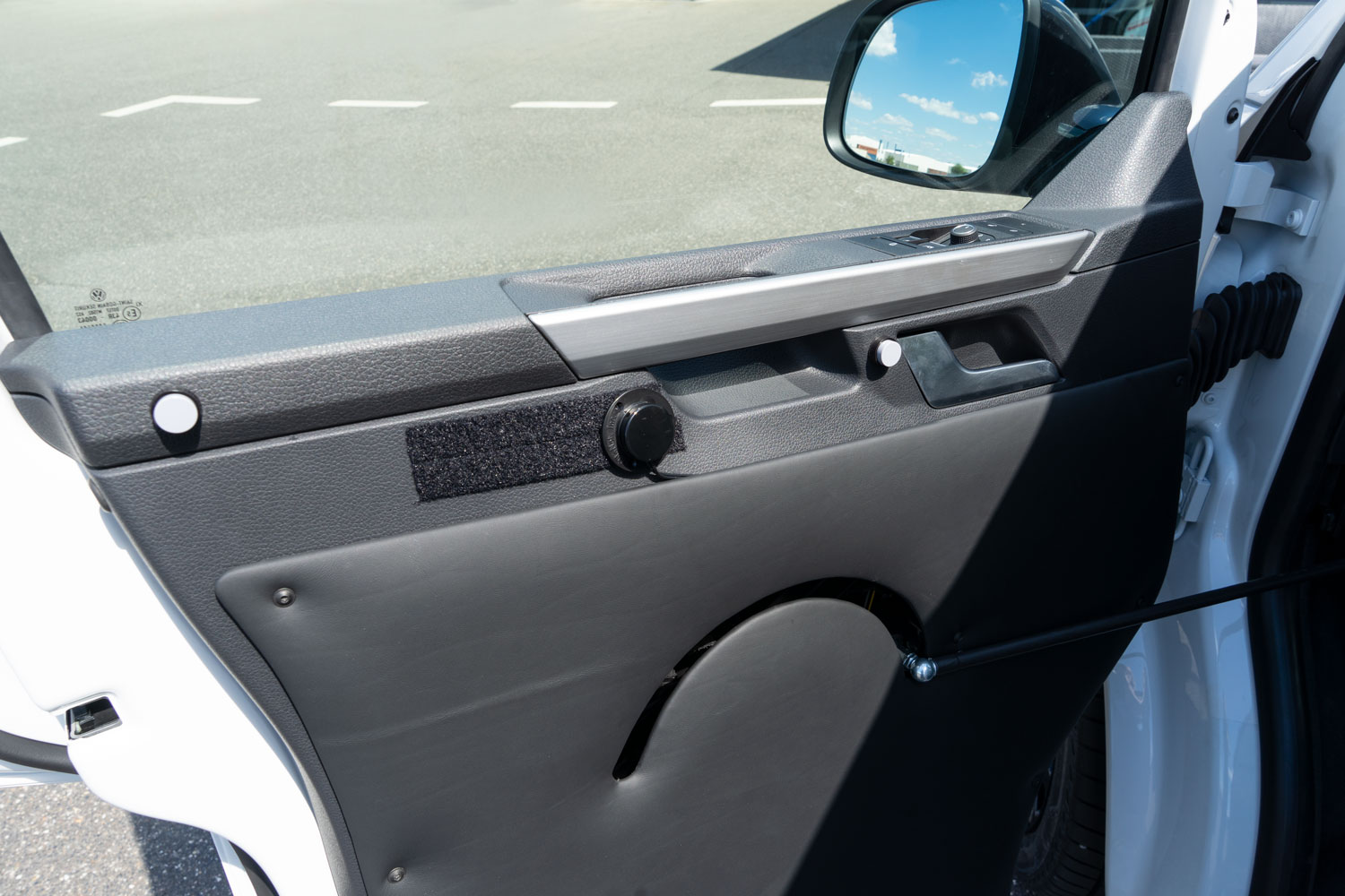 Behindertengerechter Volkswagen T6.1, Selbstfahrerumbau, Lenkhilfe, Leichte Lenkung, Scooterboy, Touchpad, Sprachsteuerung, Bleeper, Heckklappenöffner, Fahrertüröffner, Sodermanns