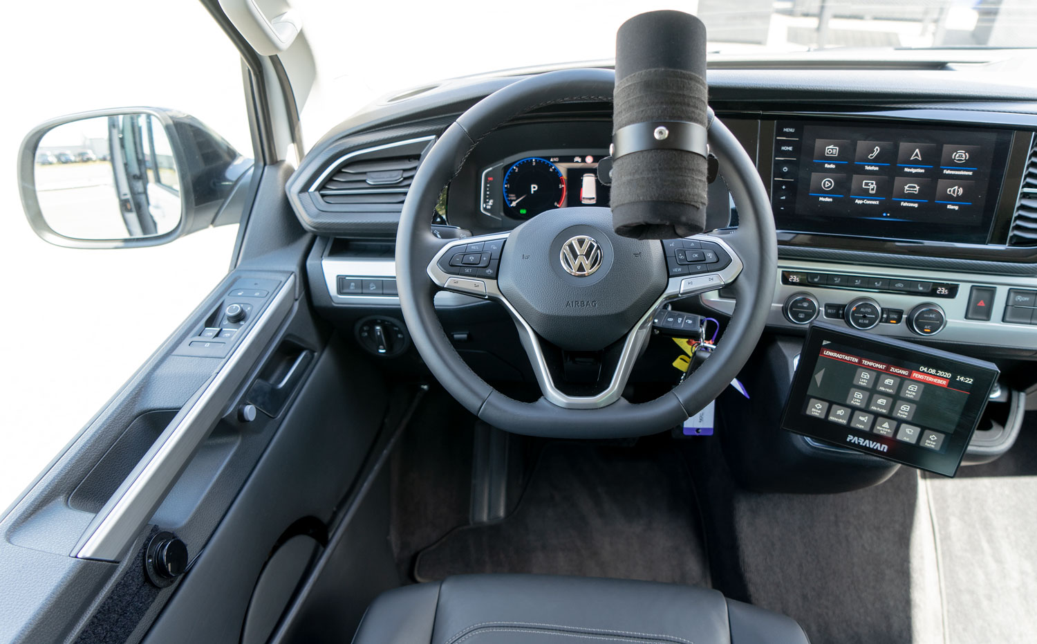 Behindertengerechter Volkswagen T6.1, Selbstfahrerumbau, Lenkhilfe, Leichte Lenkung, Scooterboy, Touchpad, Sprachsteuerung, Bleeper, Heckklappenöffner, Fahrertüröffner, Sodermanns