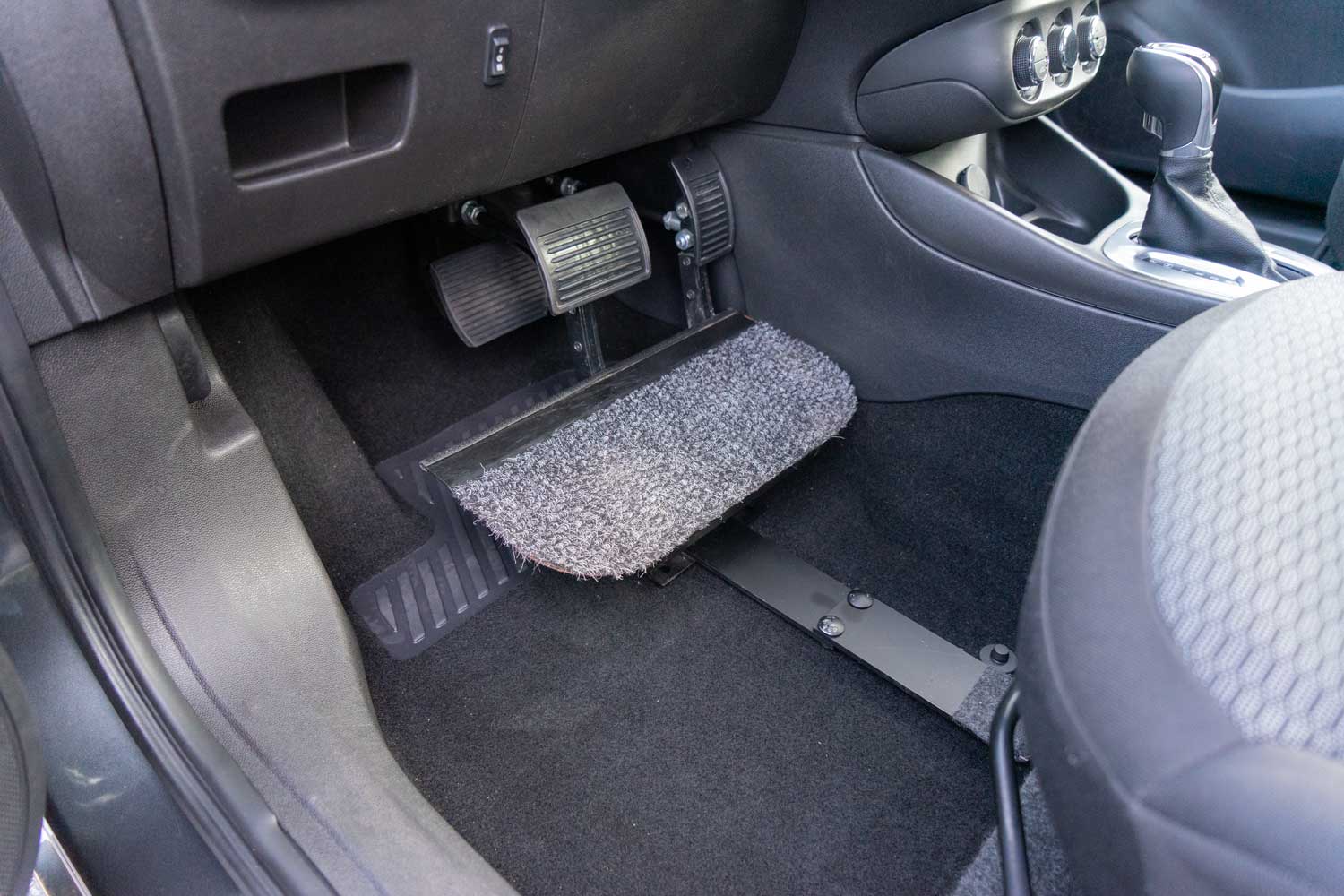 Behindertengerechter Opel Corsa Selbstfahrerumbau, Gebrauchtwagen, Pedalverlängerung, Rollstuhlverladesystem, Automobile Sodermanns