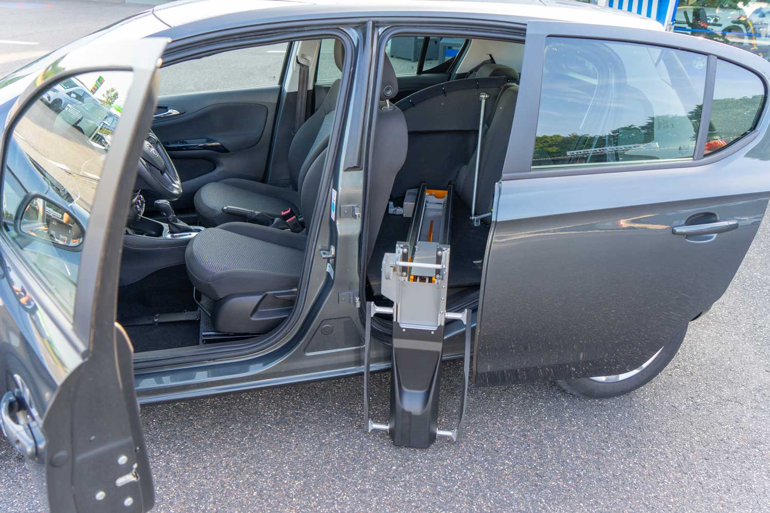 Behindertengerechter Opel Corsa Selbstfahrerumbau, Gebrauchtwagen, Pedalverlängerung, Rollstuhlverladesystem, Automobile Sodermanns