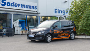 Autofahren mit Gesichtsfeldeinschränkung, VW Touran Fahrschulfahrzeug, Kamerasysteme, Automobile Sodermanns