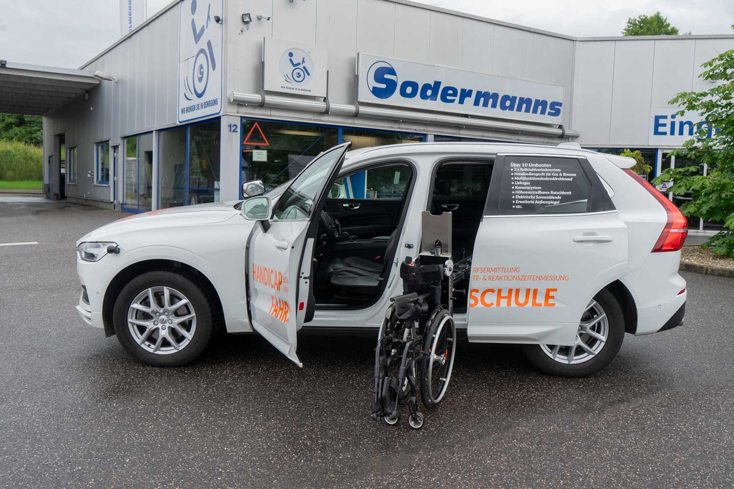 Führerschein mit Behinderung, behindertengerechtes Fahrschulfahrzeug, Volvo XC60, Sodermanns