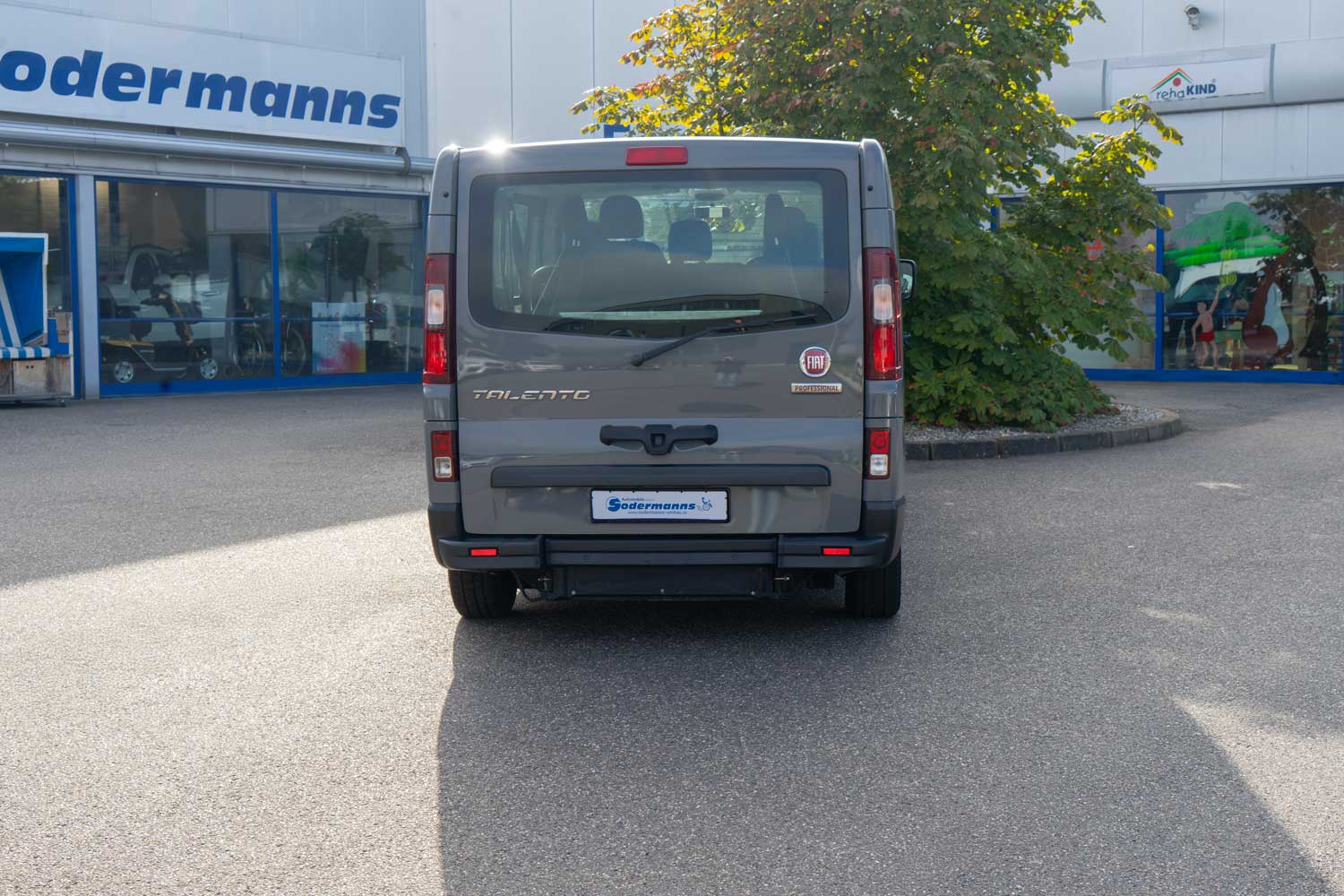 Behindertengerechter Fiat Talento Gebrauchtwagen Heckeinstieg klappbare Sitze, Sodermanns