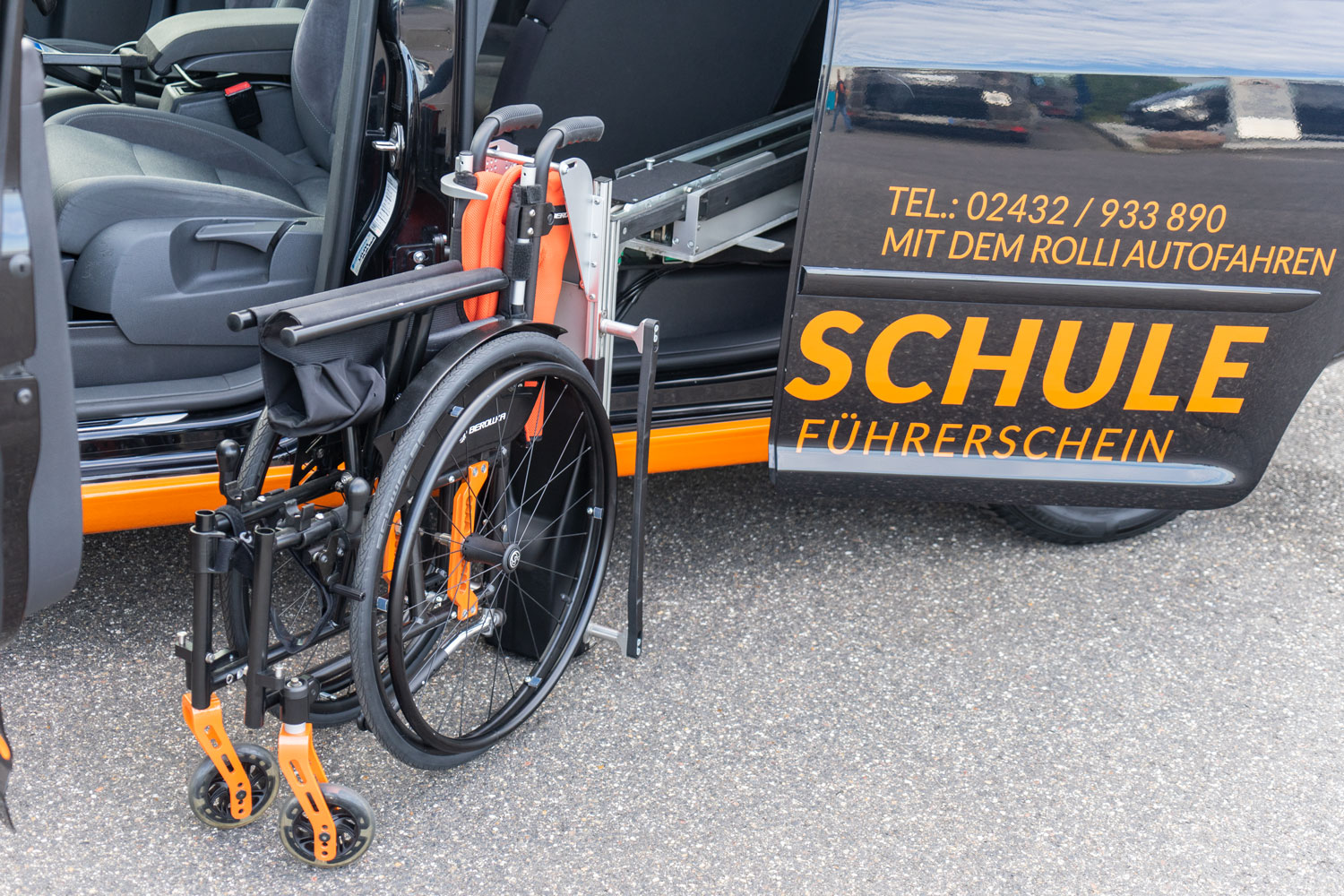 behindertengerechter Volkswagen Touran, Ladeboy S2 mit Schwenkmodul, Sodermanns