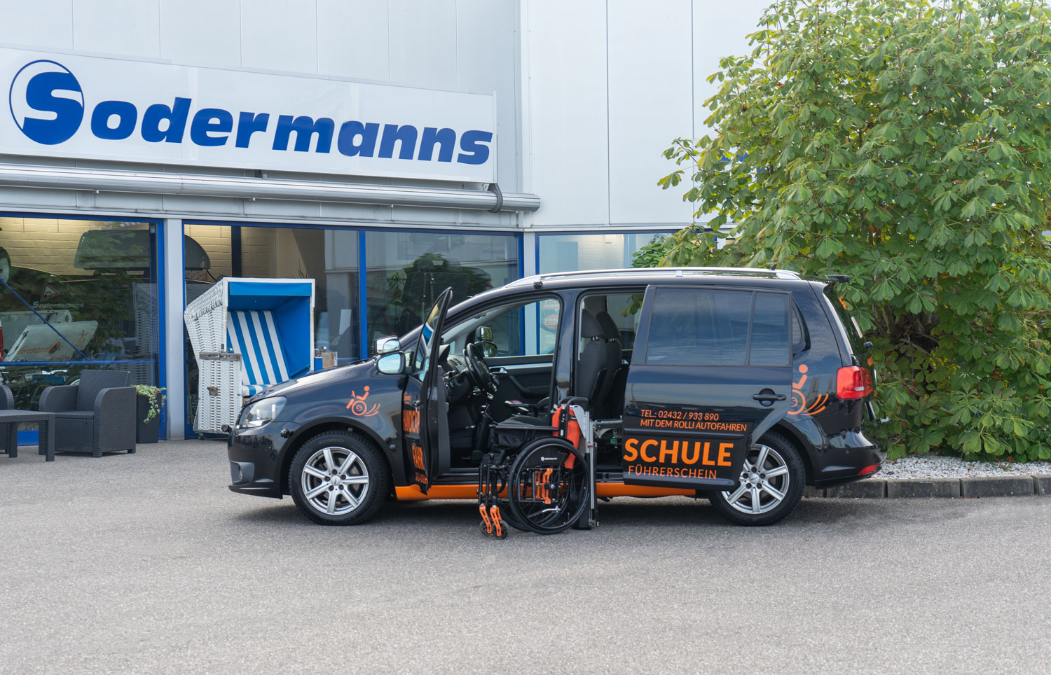 behindertengerechter Volkswagen Touran, Ladeboy S2 mit Schwenkmodul, Sodermanns
