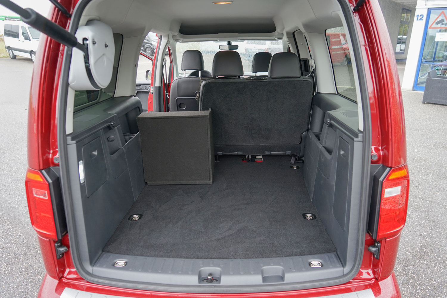 behindertengerechter Volkswagen Caddy Maxi, Ladeboy S2 mit Schwenkmodul, Sodermanns