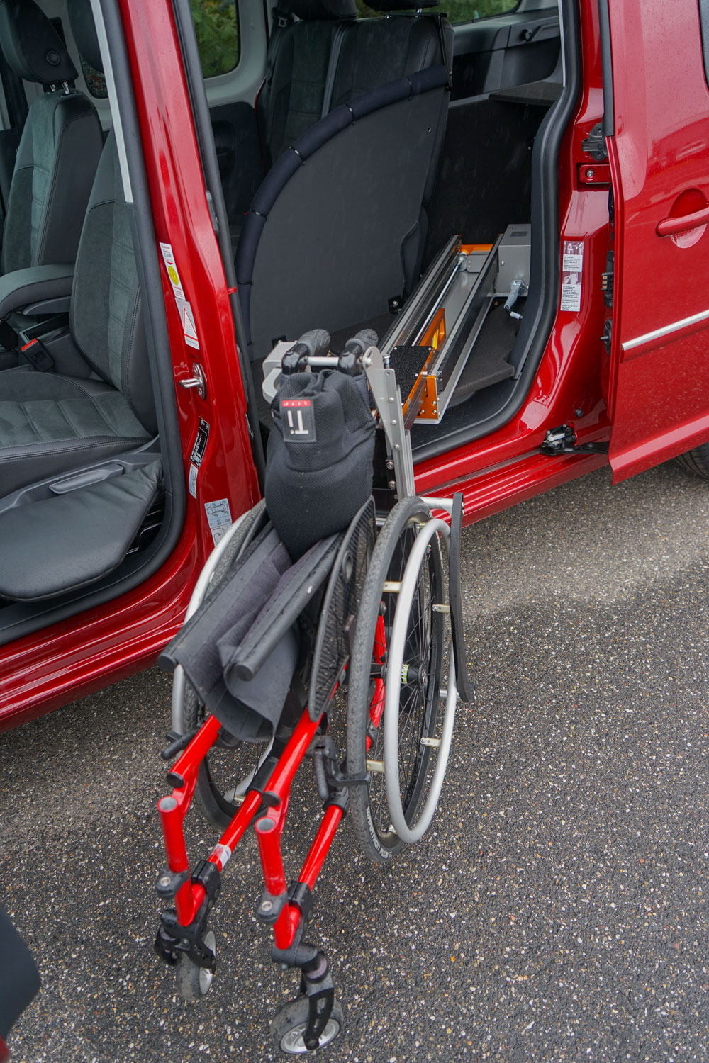 behindertengerechter Volkswagen Caddy Maxi, Ladeboy S2 mit Schwenkmodul, Sodermanns