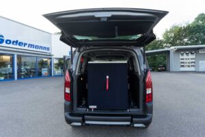 Behindertengerechter Peugeot E-Rifter mit Heckeinstieg, Sodermanns