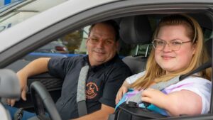 Mit kurzen Armen Auto fahren, glückliche Kunden, behindertengerechte Autos, Sodermanns