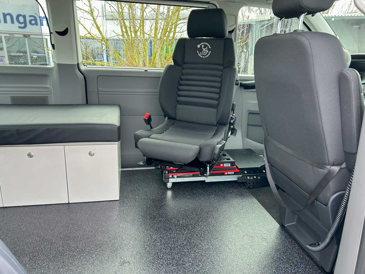 Behindertengerechter Volkswagen T6.1 Selbstfahrerumbau mit Campingausstattung, Sodermanns