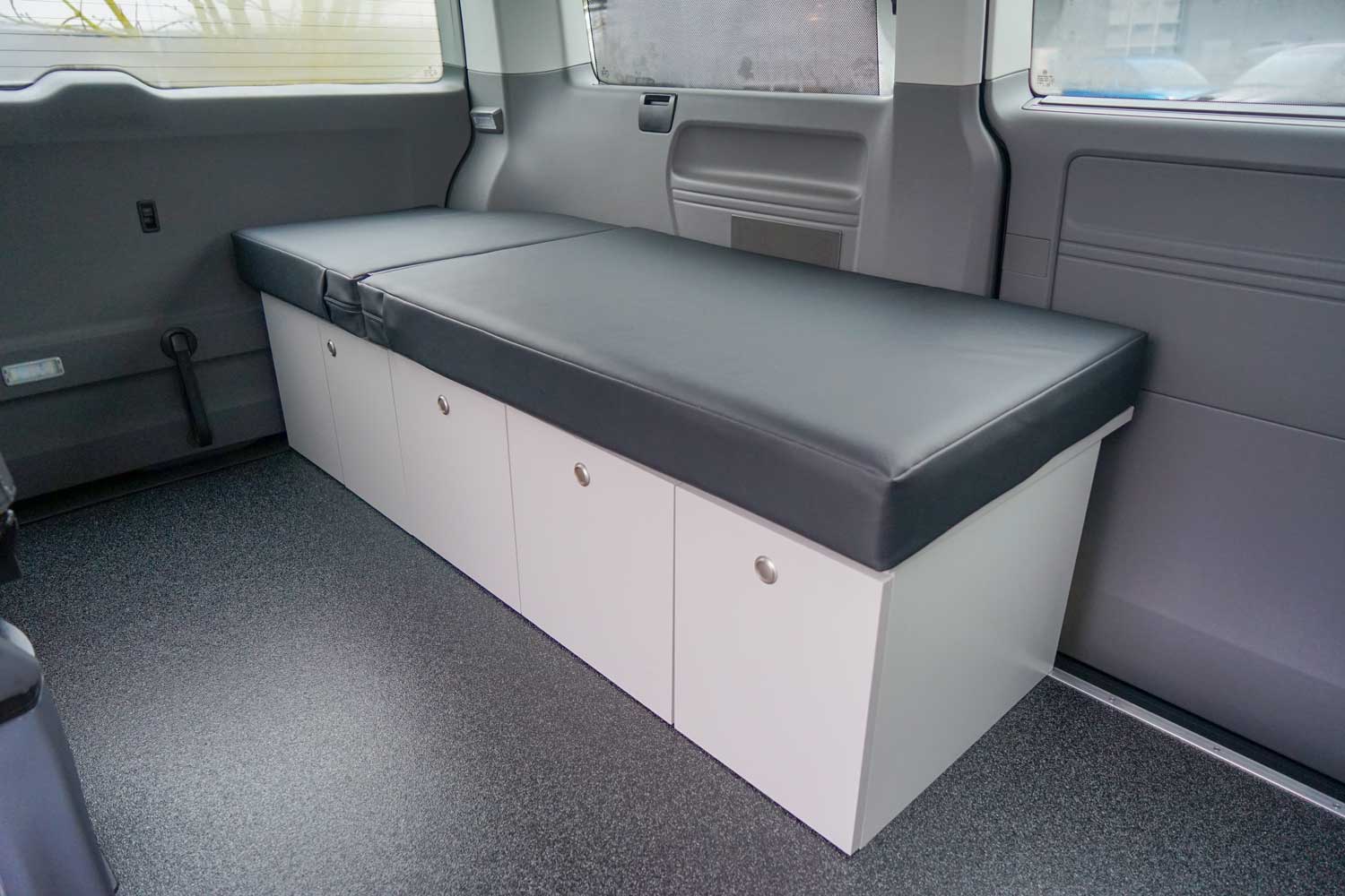 Behindertengerechter Volkswagen T6.1 Selbstfahrerumbau mit Campingausstattung, Sodermanns