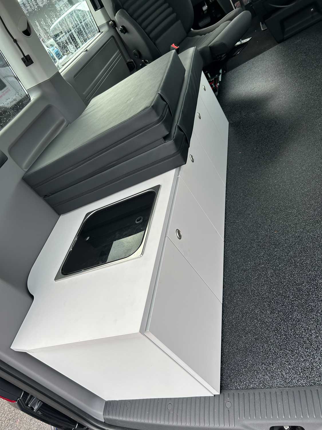 Behindertengerechter Volkswagen T6.1 Selbstfahrerumbau mit Campingausstattung, Sodermanns