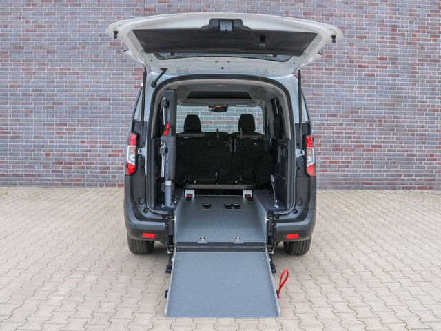 Behindertengerechter Ford Courier mit Heckeinstieg, klappbare Rampe, Rollstuhl, Sodermanns