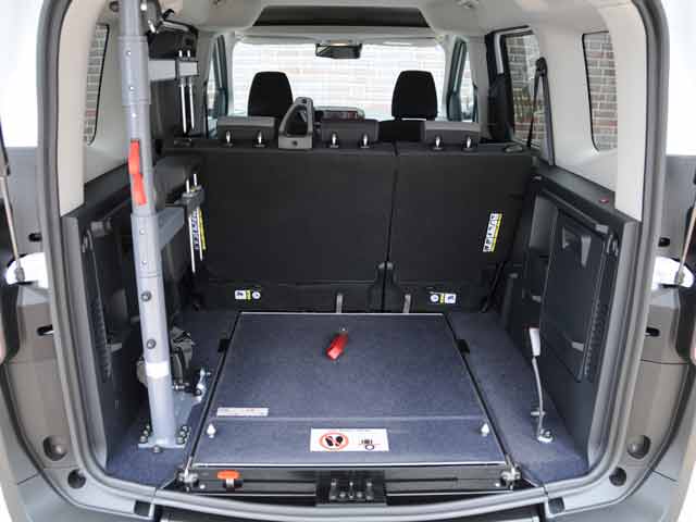 Behindertengerechter Ford Courier mit Heckeinstieg, klappbare Rampe, Rollstuhl, Sodermanns