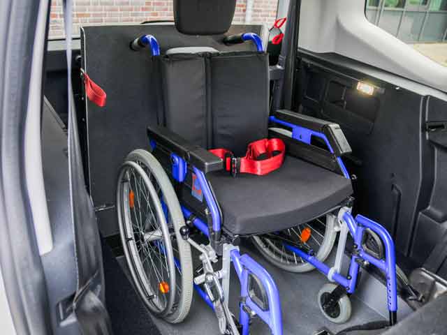 Behindertengerechter Ford Courier mit Heckeinstieg, klappbare Rampe, Rollstuhl, Sodermanns