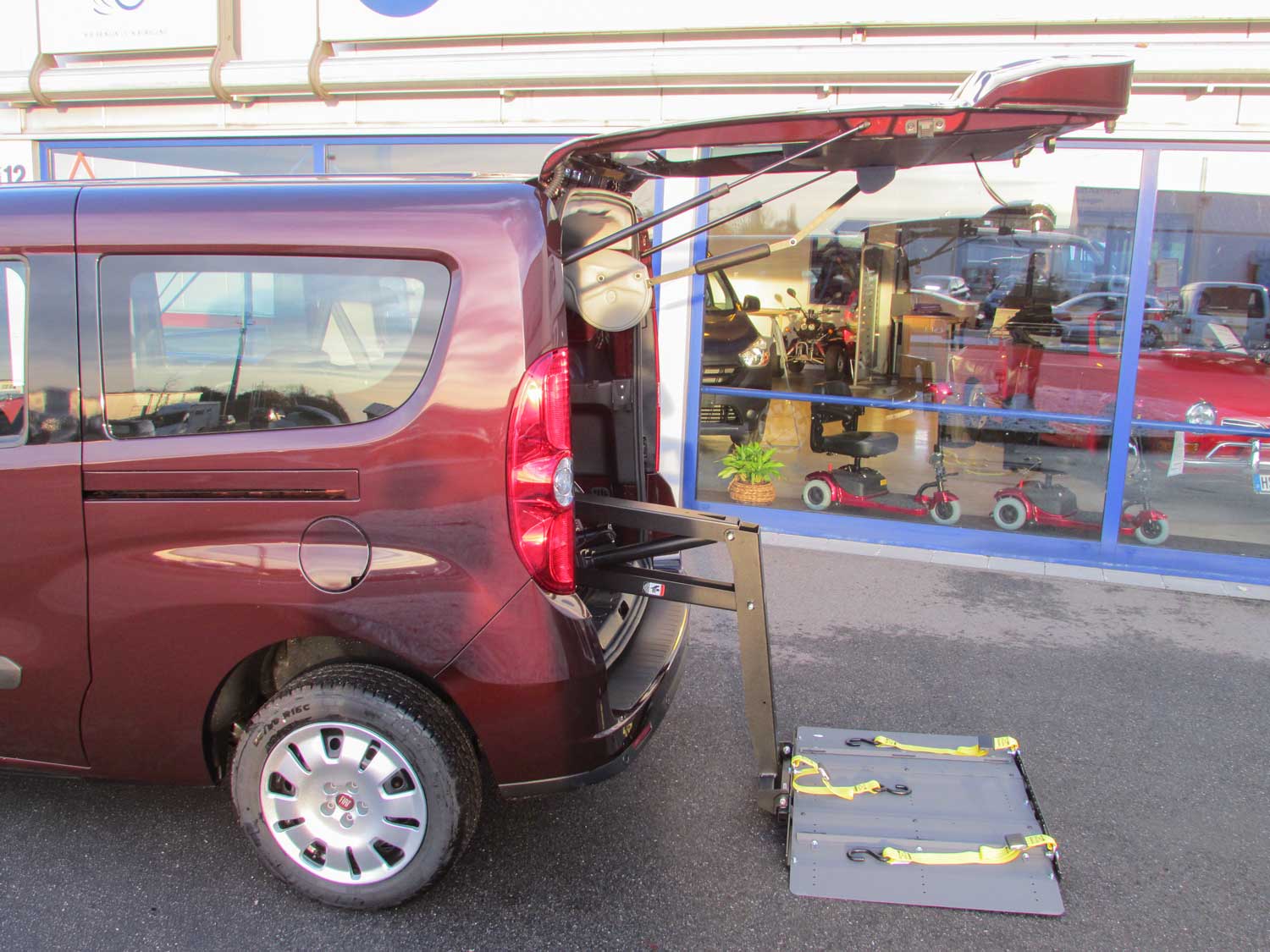 Joey Lift als Einstiegshilfe am behindertengerechten Fiat Doblo, Sodermanns