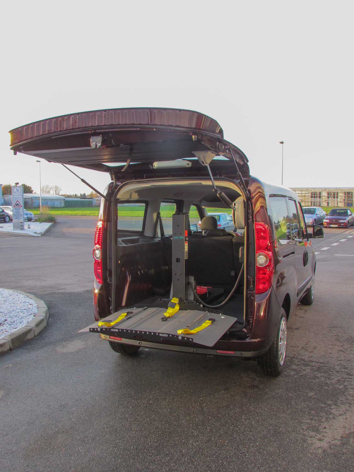 Joey Lift als Einstiegshilfe am behindertengerechten Fiat Doblo, Sodermanns