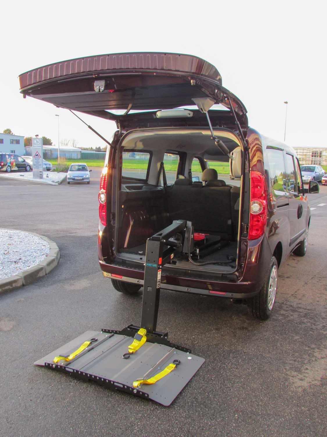 Joey Lift als Einstiegshilfe am behindertengerechten Fiat Doblo, Sodermanns
