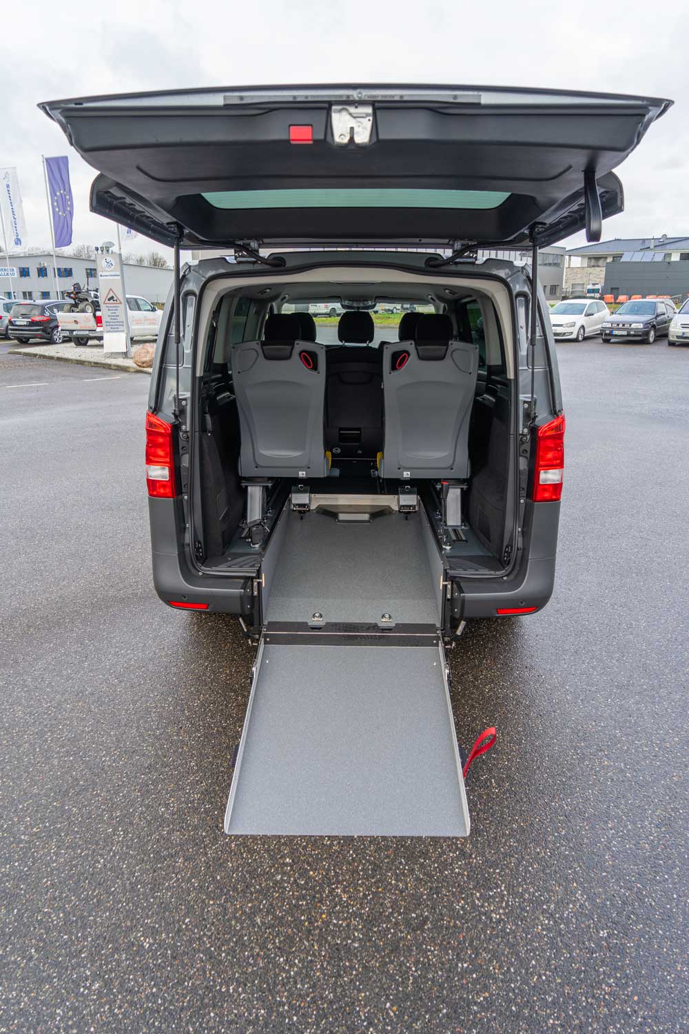 Behindertengerechter Mercedes Benz E-Vito, Heckeinstieg, Elektro-Auto, Sodermanns