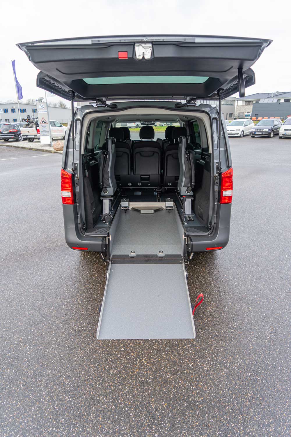 Behindertengerechter Mercedes Benz E-Vito, Heckeinstieg, Elektro-Auto, Sodermanns