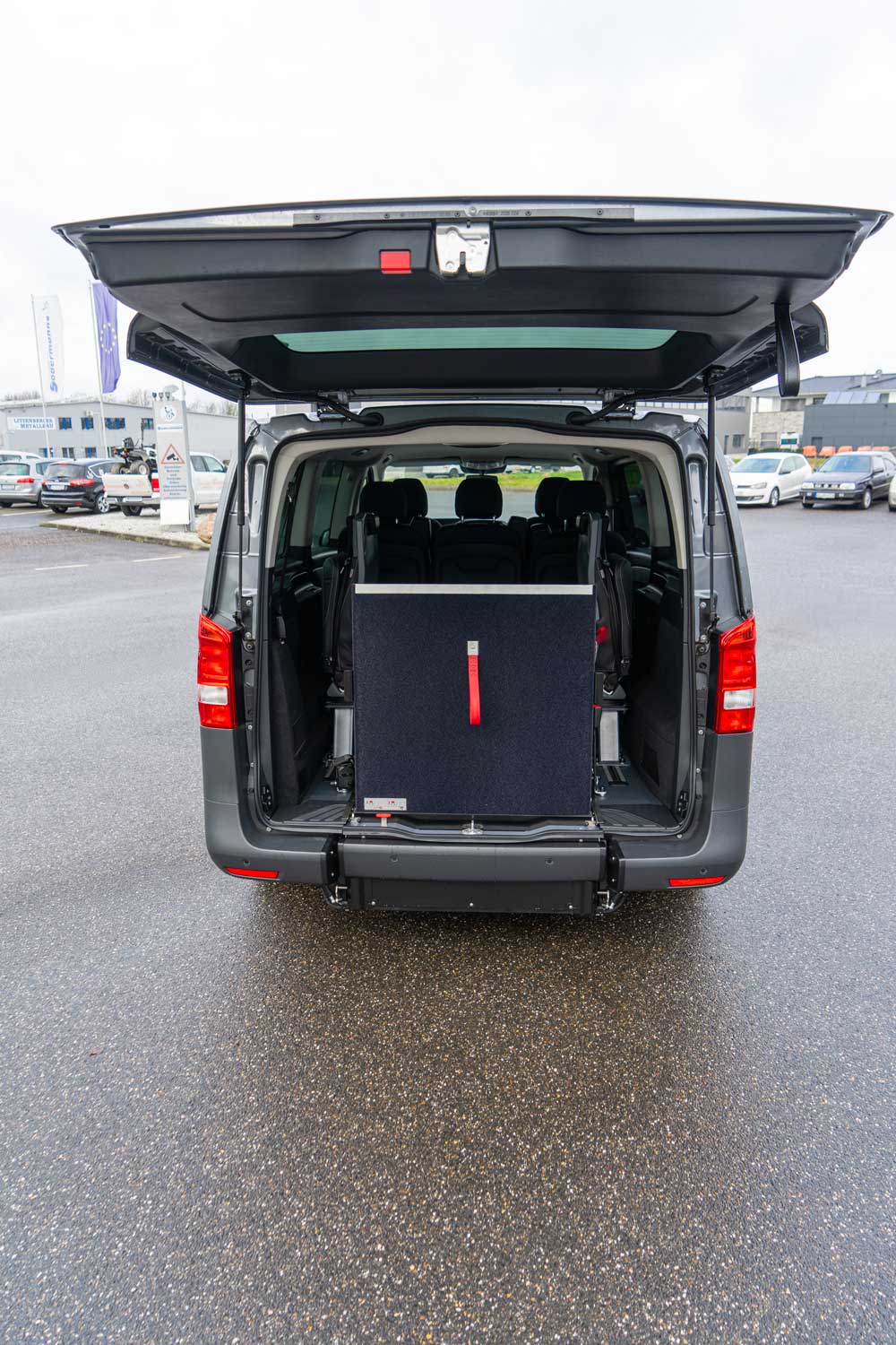 Behindertengerechter Mercedes Benz E-Vito, Heckeinstieg, Elektro-Auto, Sodermanns