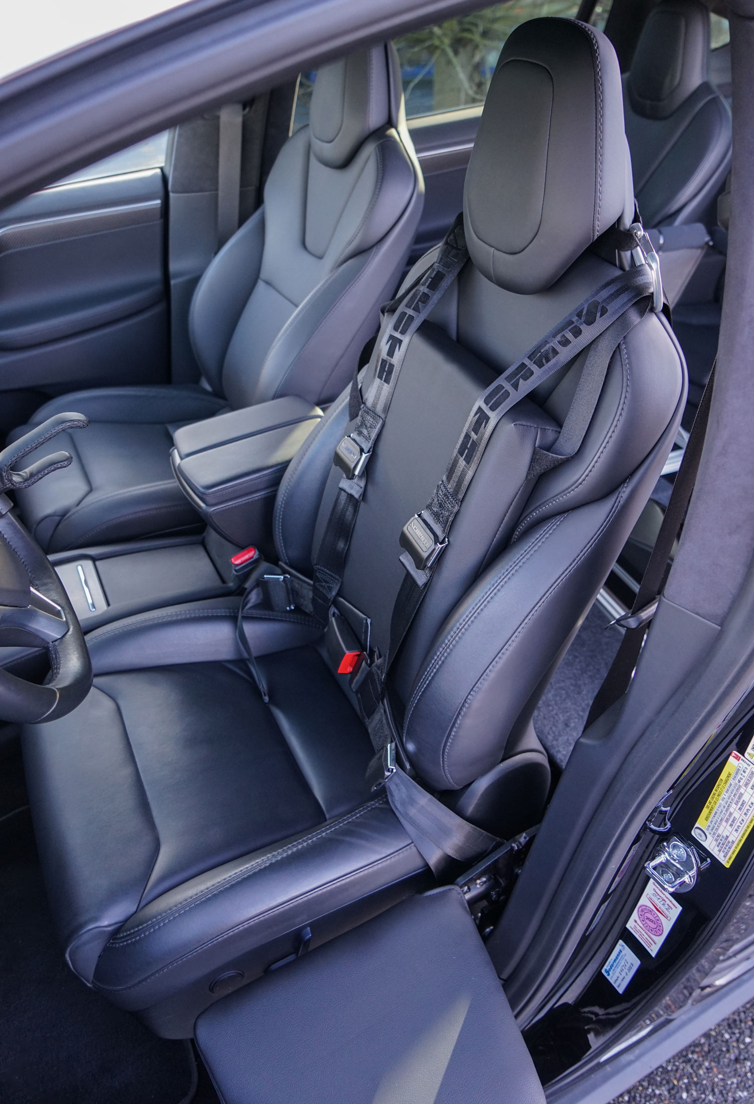 Richtig Sitzen im Auto, Fahrersitz mit Sitzkissen und Gurtsystem, Sodermanns