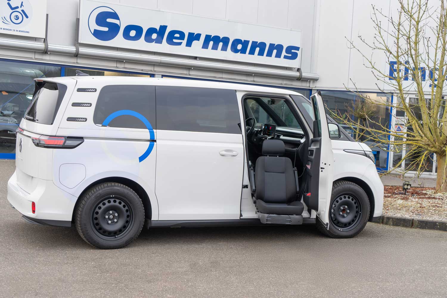 Behindertengerechter Volkswagen ID Buzz als Passivfahrerumbau mit Hubschwenksitz auf der Beifahrerseite, Sodermanns
