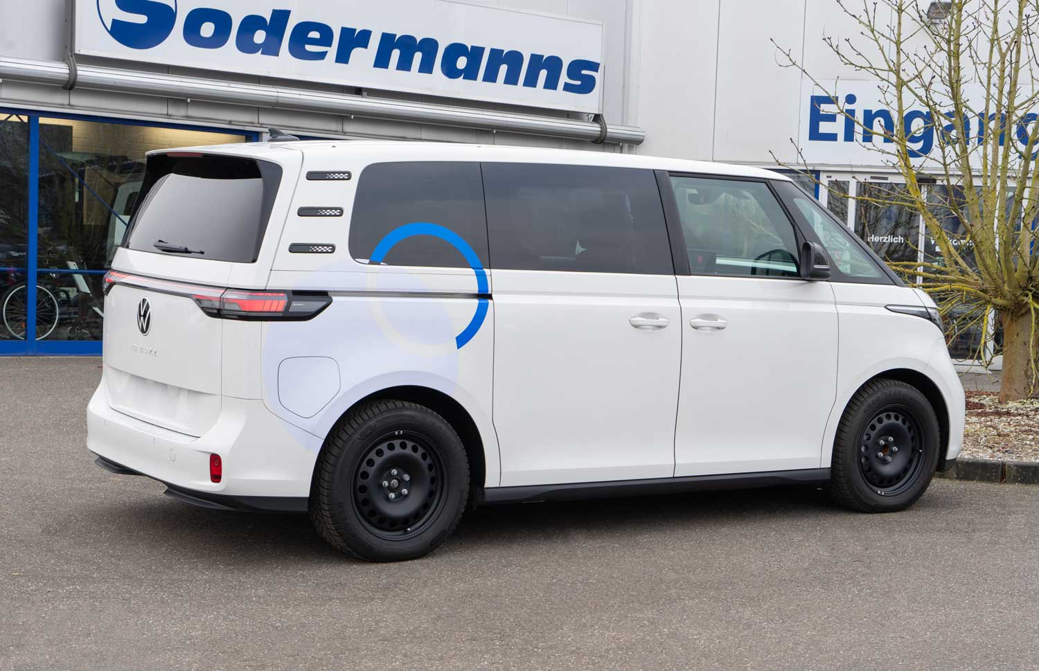 Behindertengerechter Volkswagen ID Buzz als Passivfahrerumbau mit Hubschwenksitz auf der Beifahrerseite, Sodermanns