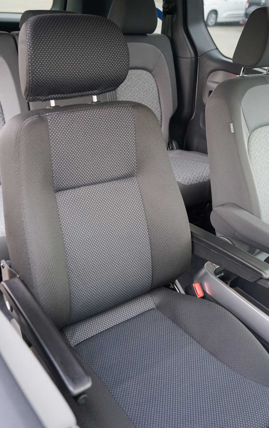 Behindertengerechter Volkswagen ID Buzz als Passivfahrerumbau mit Hubschwenksitz auf der Beifahrerseite, Sodermanns