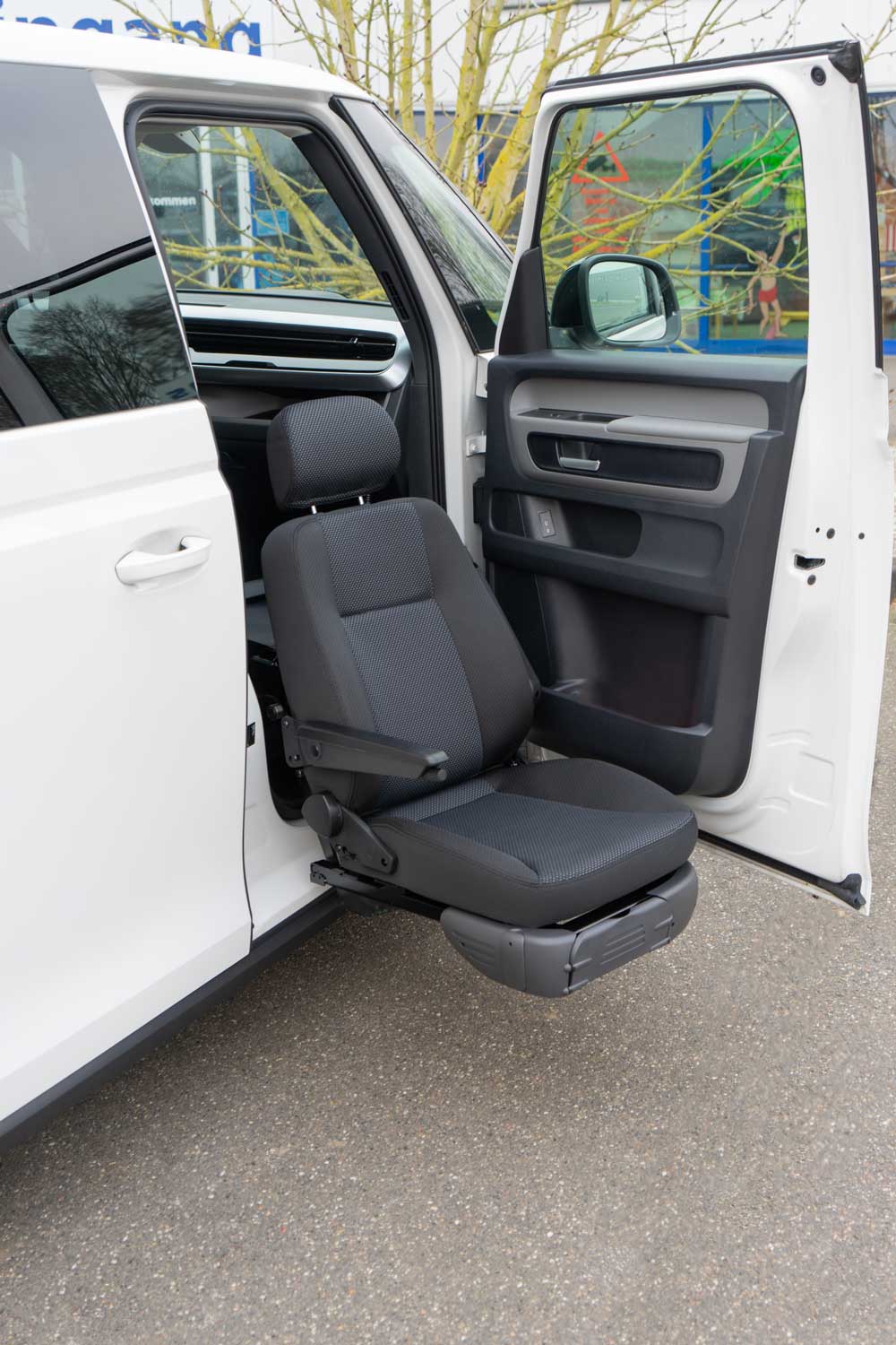 Behindertengerechter Volkswagen ID Buzz als Passivfahrerumbau mit Hubschwenksitz auf der Beifahrerseite, Sodermanns