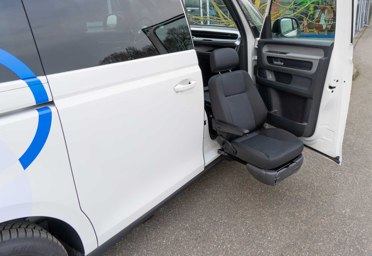 Behindertengerechter Volkswagen ID Buzz als Passivfahrerumbau mit Hubschwenksitz auf der Beifahrerseite, Sodermanns