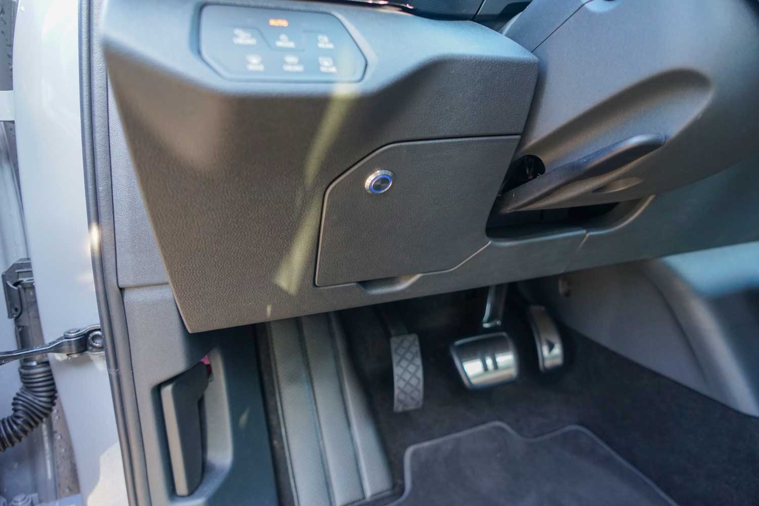 Behindertengerechter Volkswagen ID.4 als Selbstfahrerumbau mit Linksgas und Multifunktionslenkraddrehknauf, Sodermanns