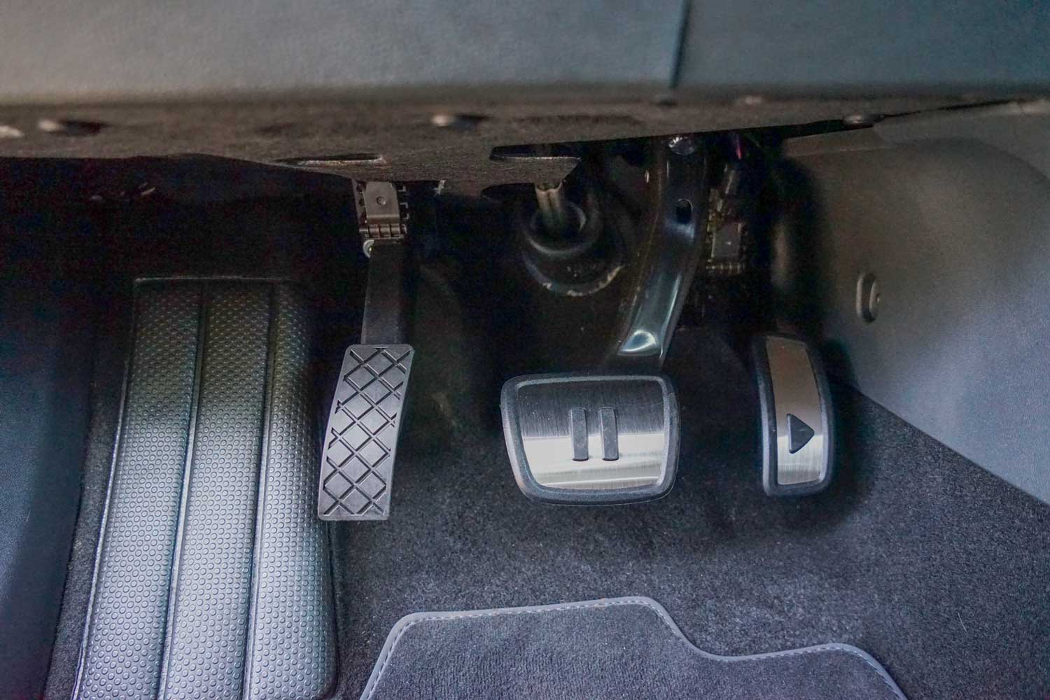 Behindertengerechter Volkswagen ID.4 als Selbstfahrerumbau mit Linksgas und Multifunktionslenkraddrehknauf, Sodermanns