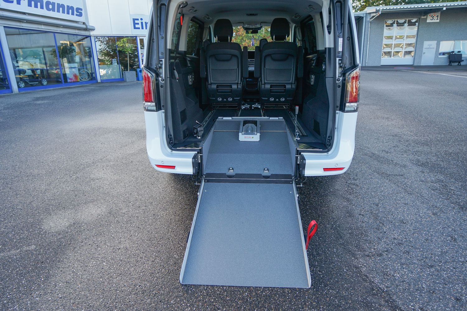 Behindertengerechte Mercedes-Benz V-Klasse mit Heckausschnitt und Dockingstation, Sodermanns