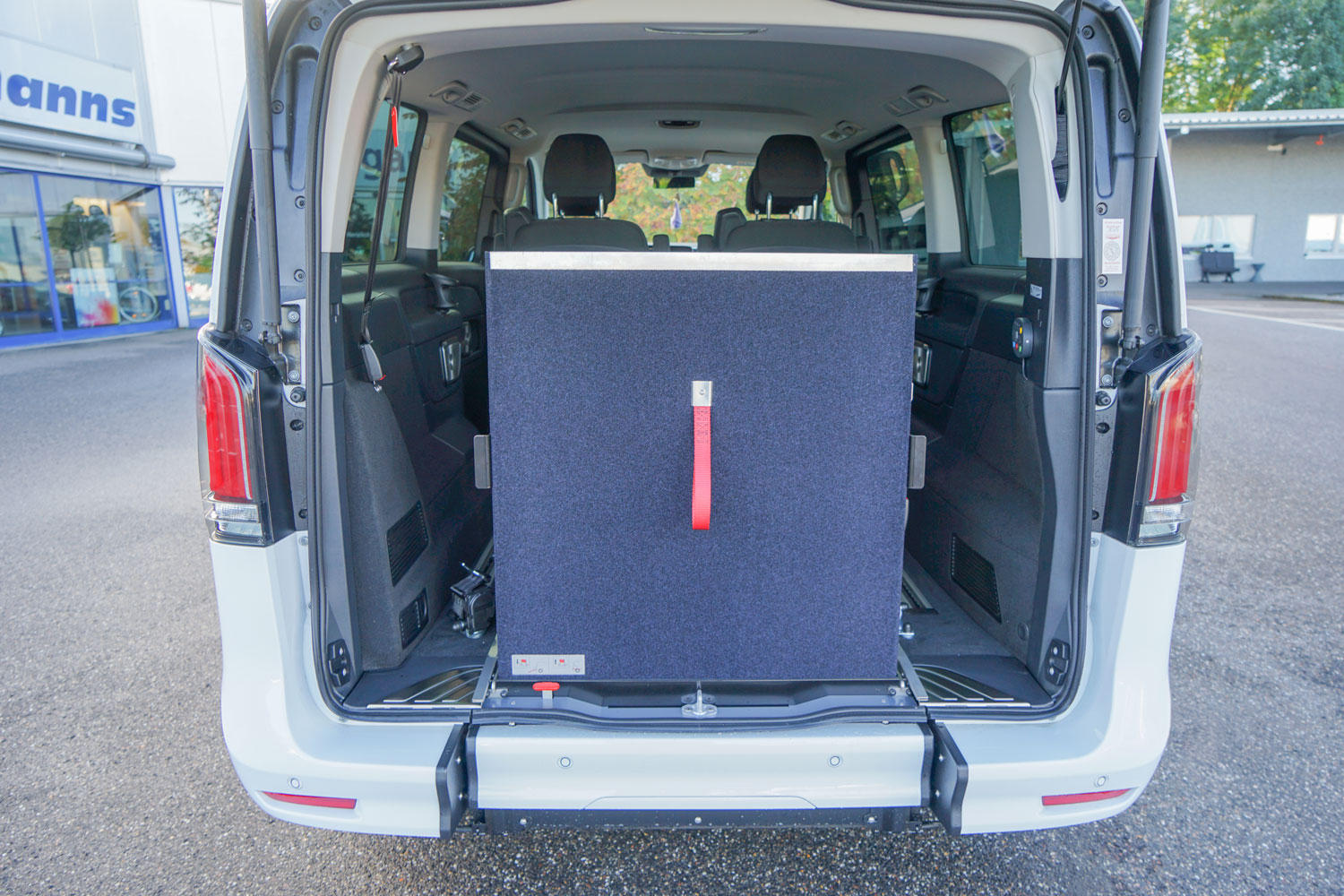 Behindertengerechte Mercedes-Benz V-Klasse mit Heckausschnitt und Dockingstation, Sodermanns