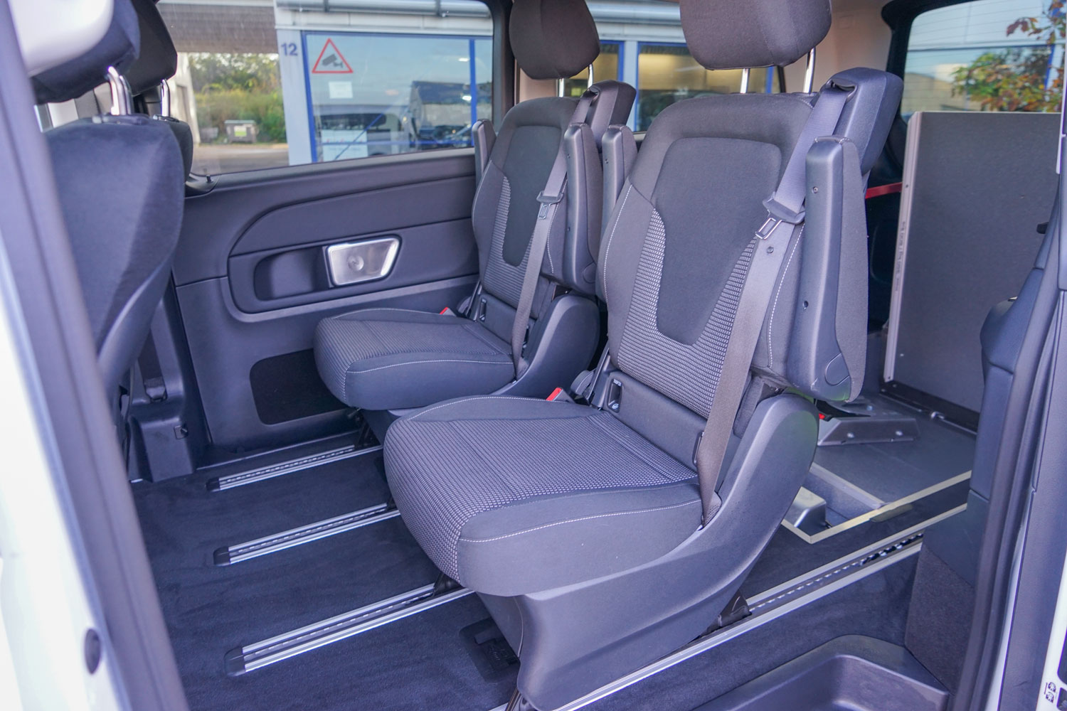 Behindertengerechte Mercedes-Benz V-Klasse mit Heckausschnitt und Dockingstation, Sodermanns