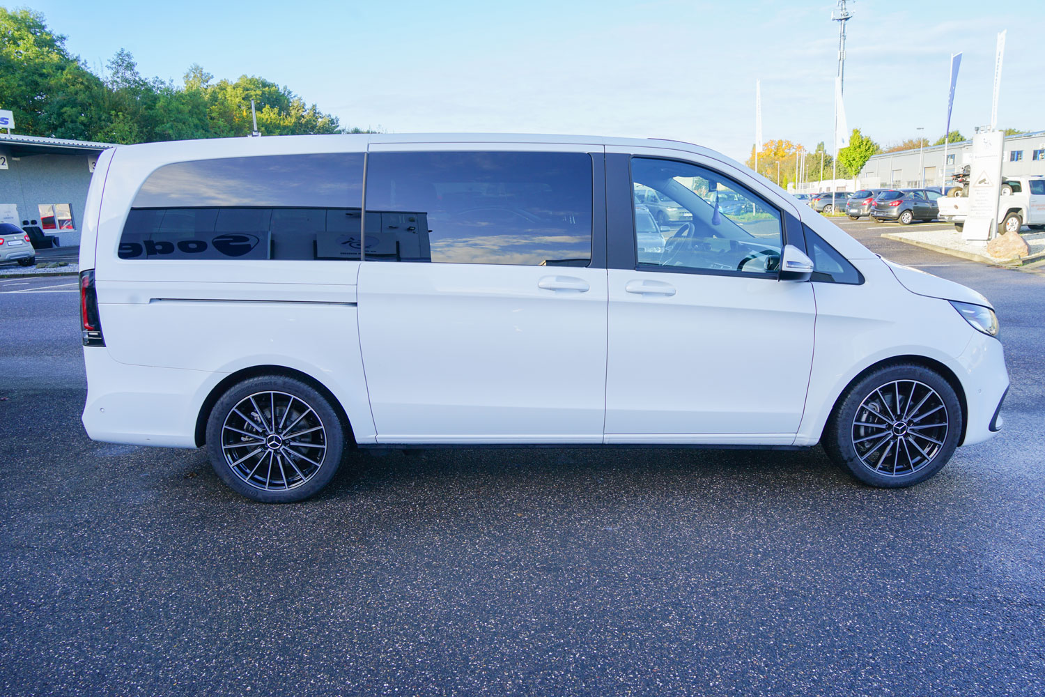 Behindertengerechte Mercedes-Benz V-Klasse mit Heckausschnitt und Dockingstation, Sodermanns