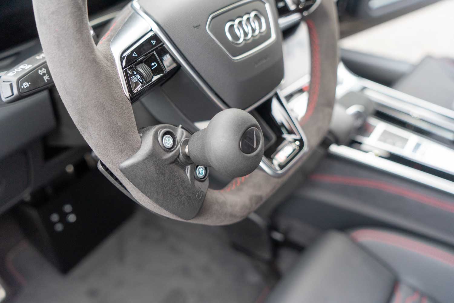 Behindertengerechter Audi RS7 als Selbstfahrerumbau mit Handgerät für Gas und Bremse mit Commander, Sodermanns