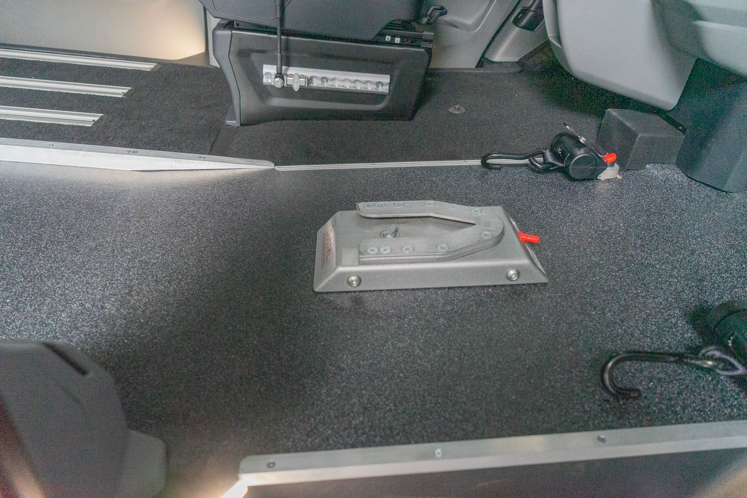 Behindertengerechter Ford Tourneo Custom Beifahrerumbau mit Bodentieferlegung, Unterflurkassettenlift, Sodermanns