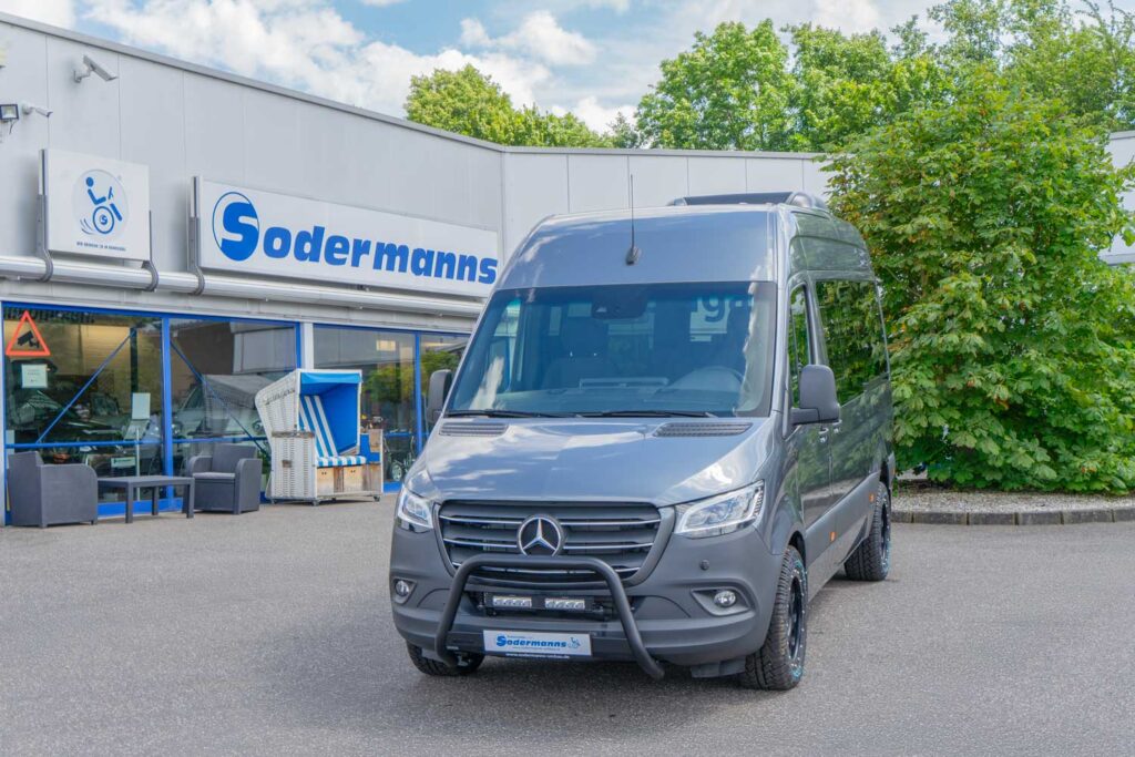 Behindertengerechter Mercedes Benz Sprinter als Passivfahrerumbau mit Kassettenlift, Rollstuhlplatz und Smartfloorboden, Sodermanns