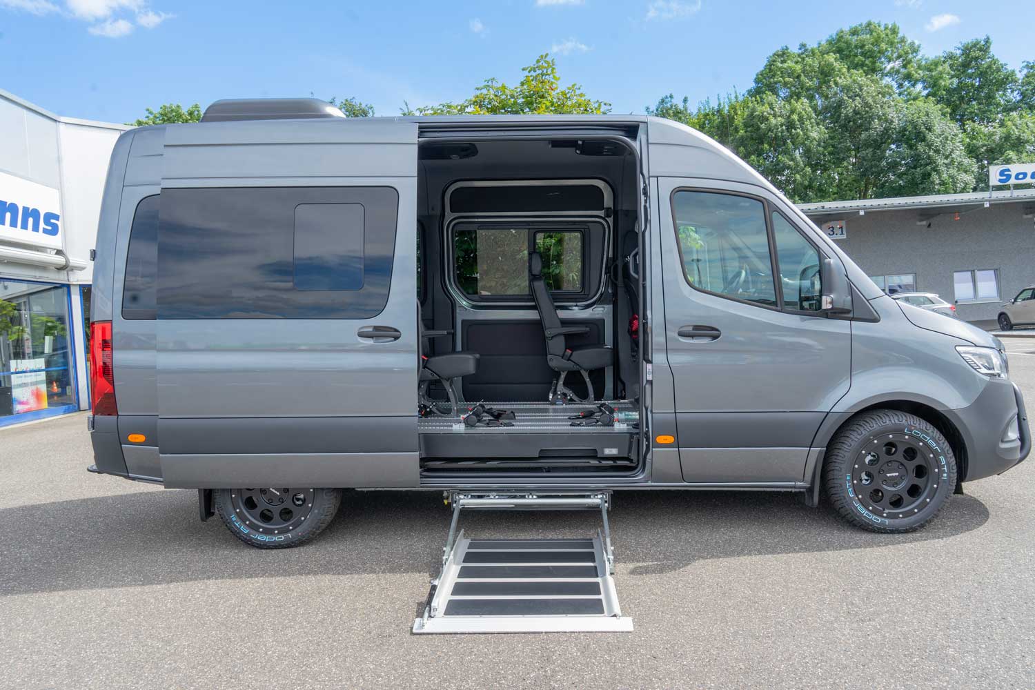 Behindertengerechter Mercedes Benz Sprinter als Passivfahrerumbau mit Kassettenlift, Rollstuhlplatz und Smartfloorboden, Sodermanns